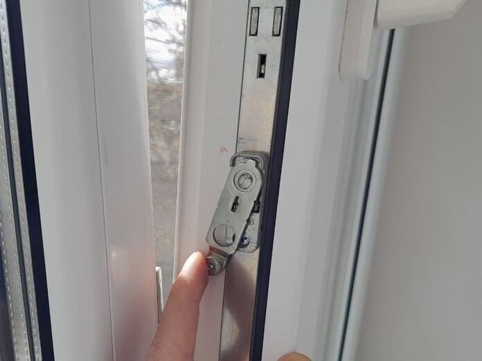 Розблокування та ремонт заїдання пластикових вікон Київ